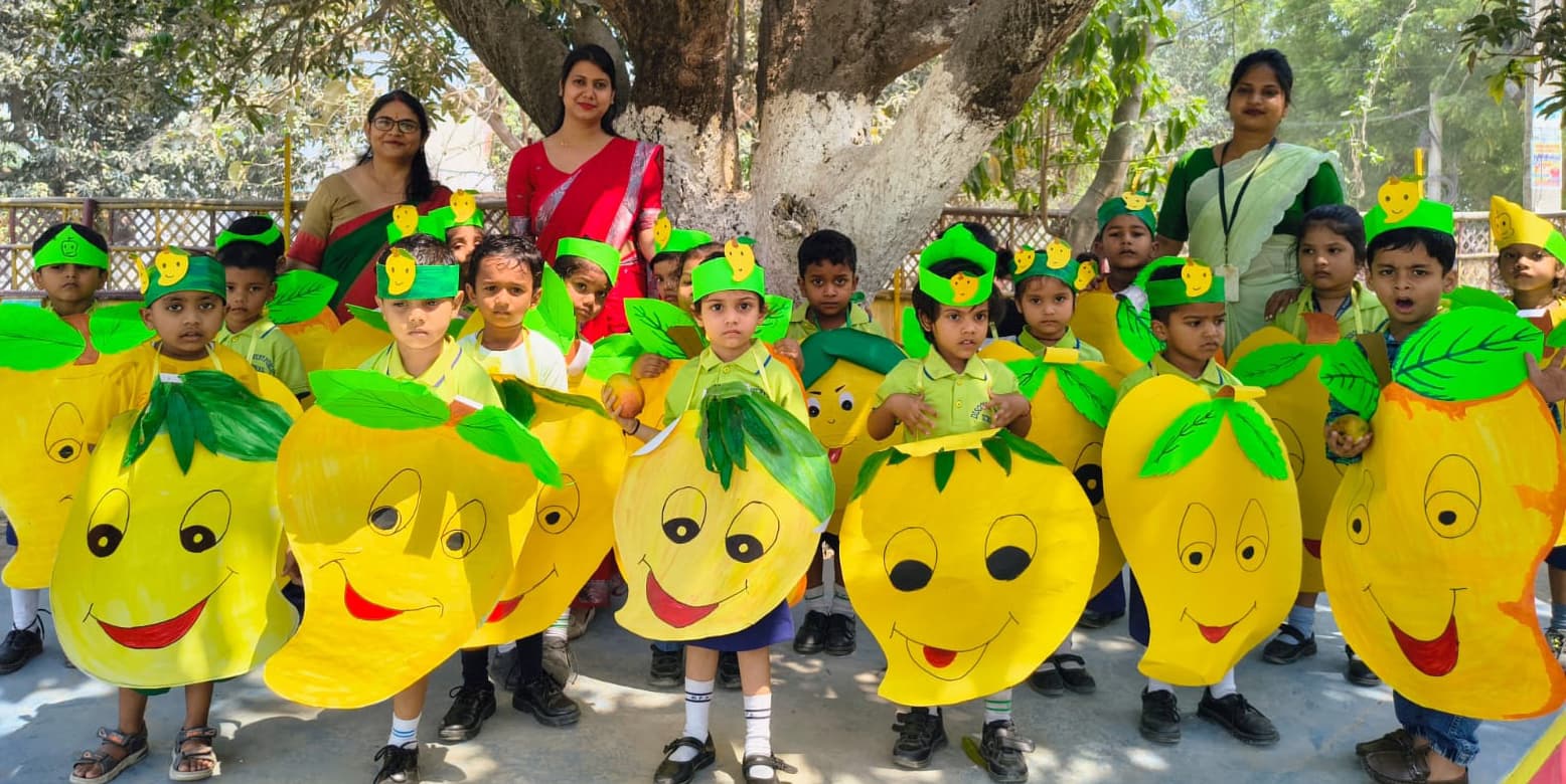 डिस्कवरी पब्लिक स्कूल के नन्हें बच्चों ने आम के प्रति दर्शाया प्रेम