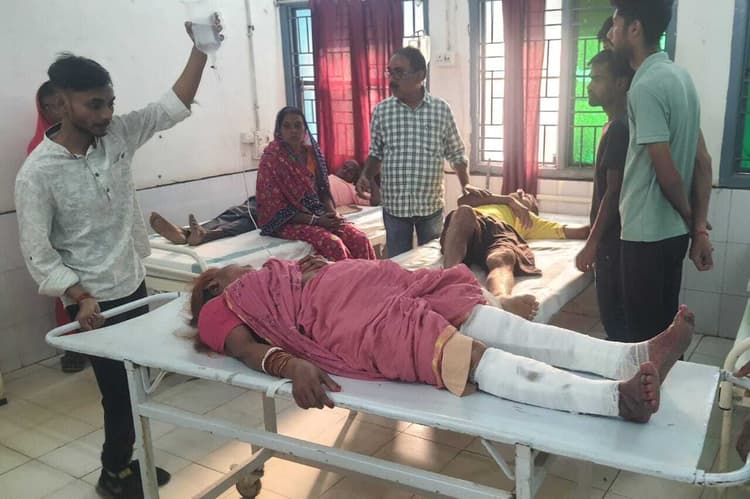 बीच सड़क पर पलटी अनियंत्रित कार, एक ही परिवार के चार श्रद्धालु घायल