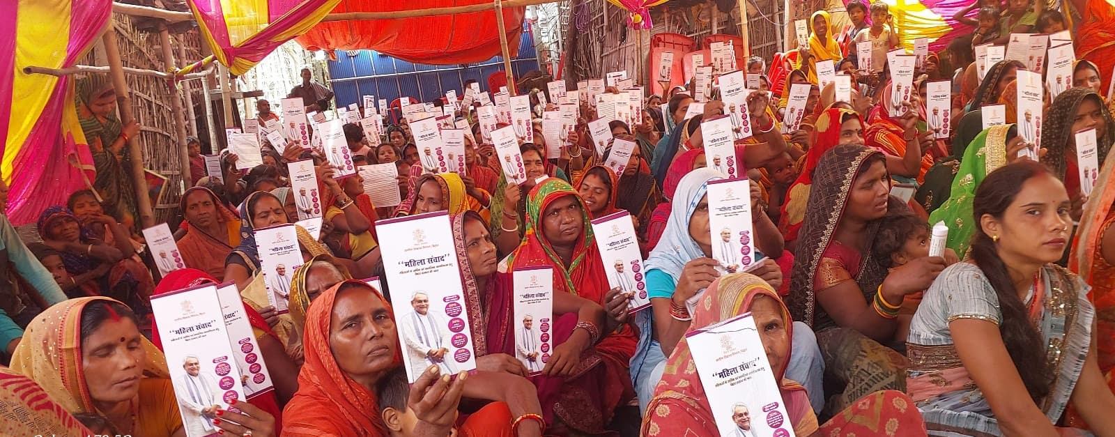 महिला संवाद में महिलायें कर रहीं विकसित गांव की आकांक्षा