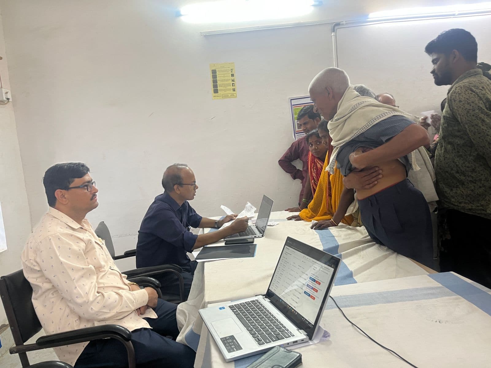 सदर अस्पताल में मरीजों की उमड़ी भीड़, मौसमी बीमार से बढ़ी लोगों की परेशानी