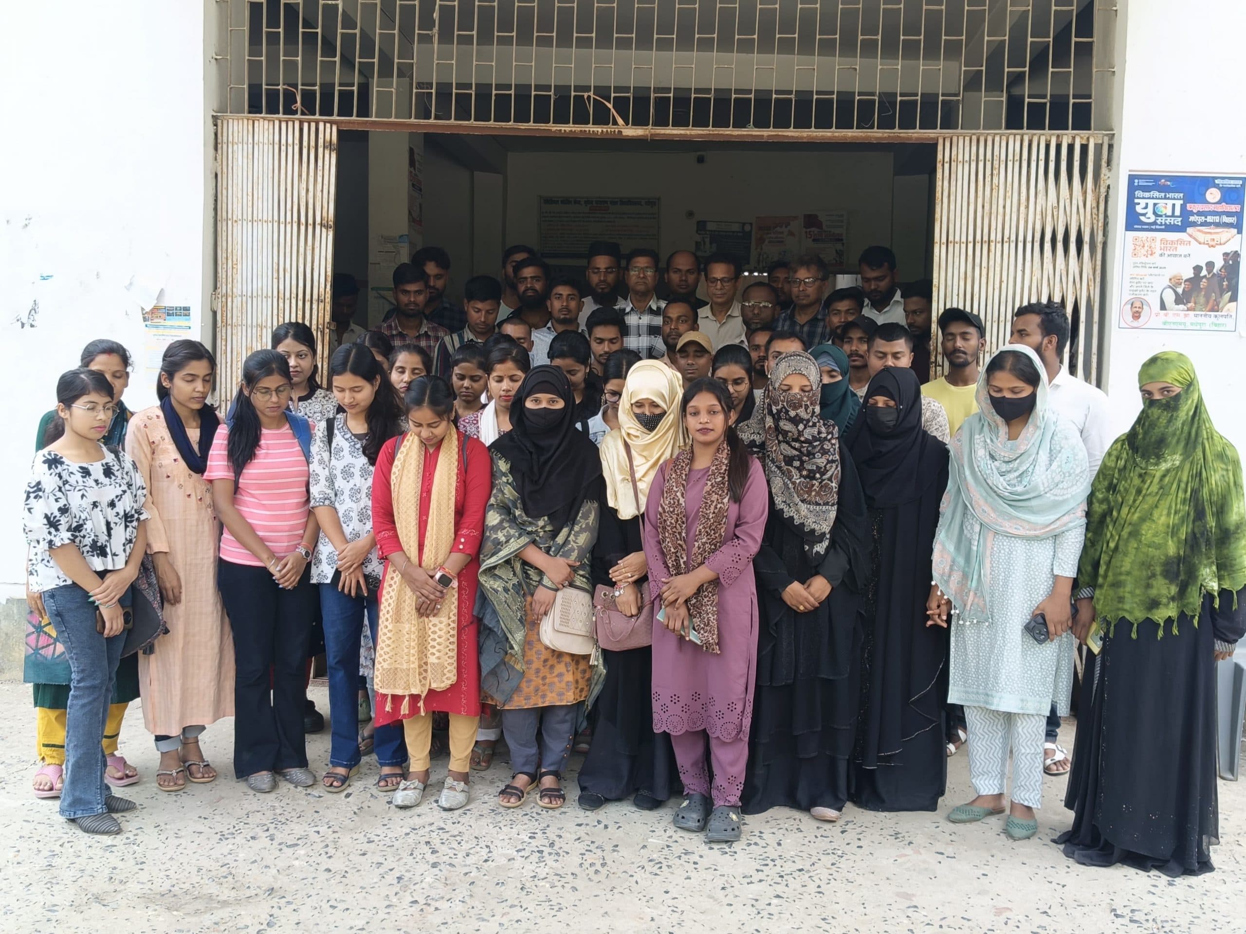 पहलगाम में मारे गये सैलानियों को दी श्रद्धांजलि