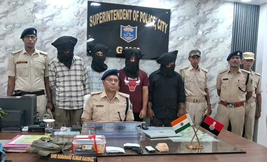 अवैध दो हथियार व कारतूस के साथ तीन गिरफ्तार