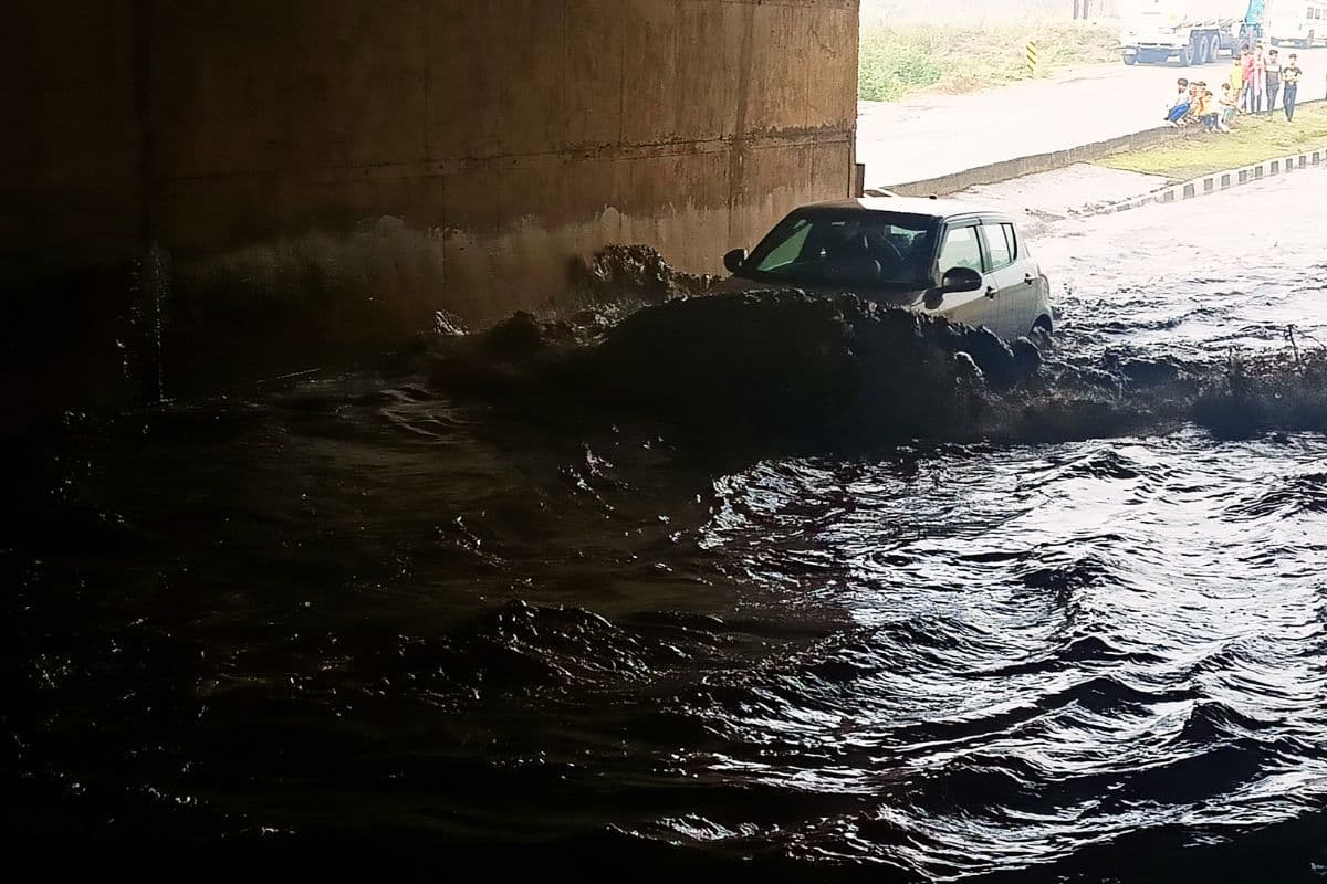Video: धनबाद के कतरास में रात भर हुई बारिश, अंडरपास में जमा पानी, ऐसे पार हो रहे वाहन