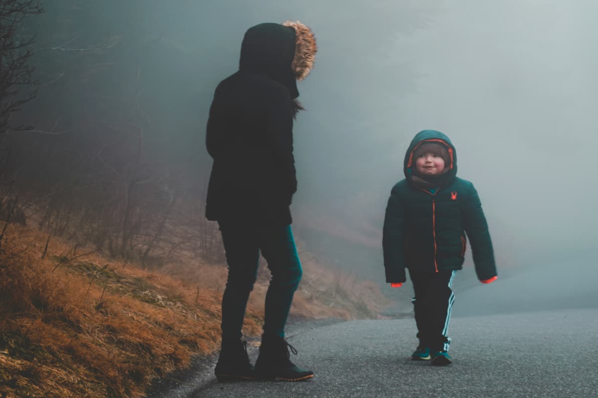 Parenting Tips: पहली बार बच्चों को भेज रहे घर से दूर? जरूर सिखाएं ये 5 बातें