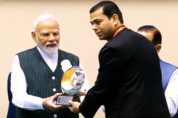 मिलिए झारखंड के IAS रविशंकर शुक्ला से, प्रधानमंत्री मोदी ने दिल्ली में किया सम्मानित