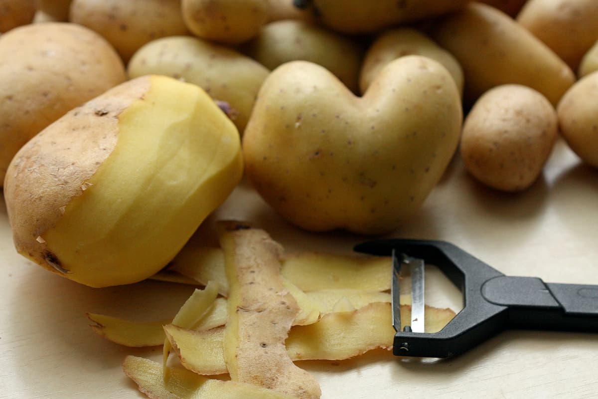 Health Tips: рдЖрд▓реВ рдХреЗ рдЫрд┐рд▓рдХреЗ рдХреЛ рдХрд╣реАрдВ рдЖрдк рднреА рддреЛ рдирд╣реАрдВ рд╕рдордЭ рд░рд╣реЗ рдХрдЪрд░рд╛? рдпрд╣рд╛рдВ рдЬрд╛рдиреЗрдВ рдЗрд╕рдХреЗ рд╕реЗрд╡рди рд╕реЗ рд╣реЛрдиреЗ рд╡рд╛рд▓реЗ рдлрд╛рдпрджреЗ