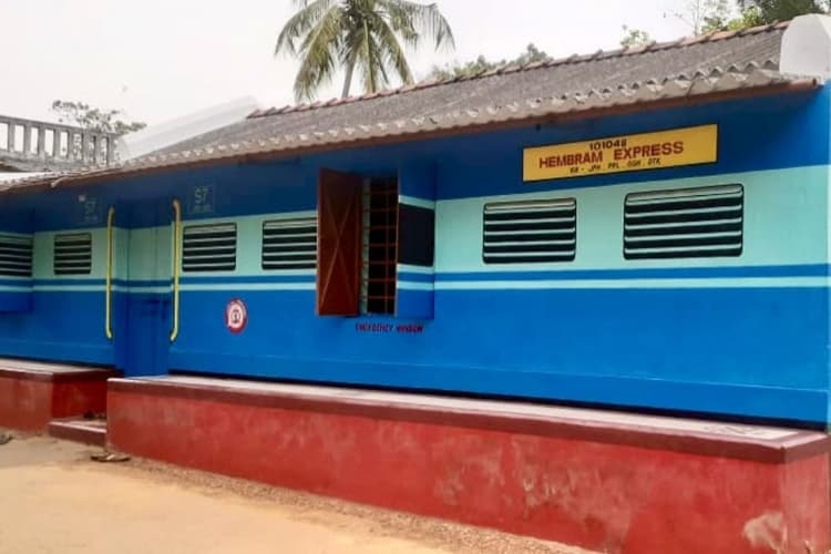 Train House: रेलवे में नौकरी, ट्रेन में कटता है वक्त, रिटायरमेंट के बाद भी ट्रेन में ही रहेंगे, बनाया हेंब्रम एक्सप्रेस