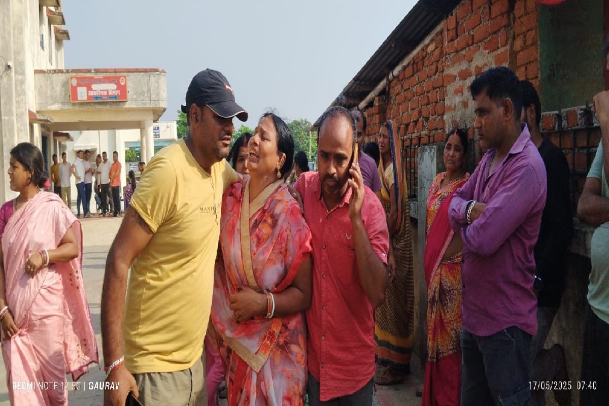 Giridih News: गिरिडीह में भीषण सड़क हादसा, पेड़ से टकराई कार, एक ही परिवार के तीन लोगों की मौत Giridih News: गिरिडीह में भीषण सड़क हादसा, पेड़ से टकराई कार, एक ही परिवार के तीन लोगों की मौत