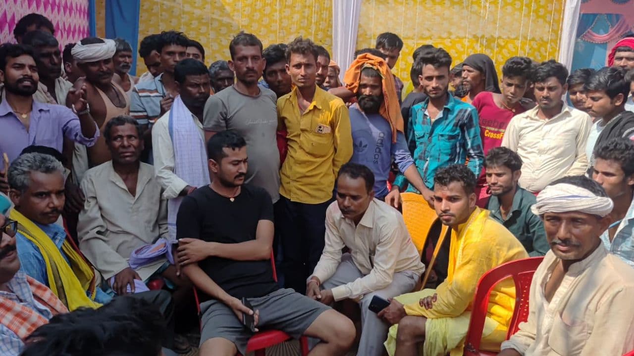 Bihar News: सिंदूरदान से पहले विवाह मंडप से दुल्हा हुआ फरार, शादी खर्च लौटाने पर अड़े रहे लड़की वाले Bihar News: सिंदूरदान से पहले विवाह मंडप से दुल्हा हुआ फरार, शादी खर्च लौटाने पर अड़े रहे लड़की वाले