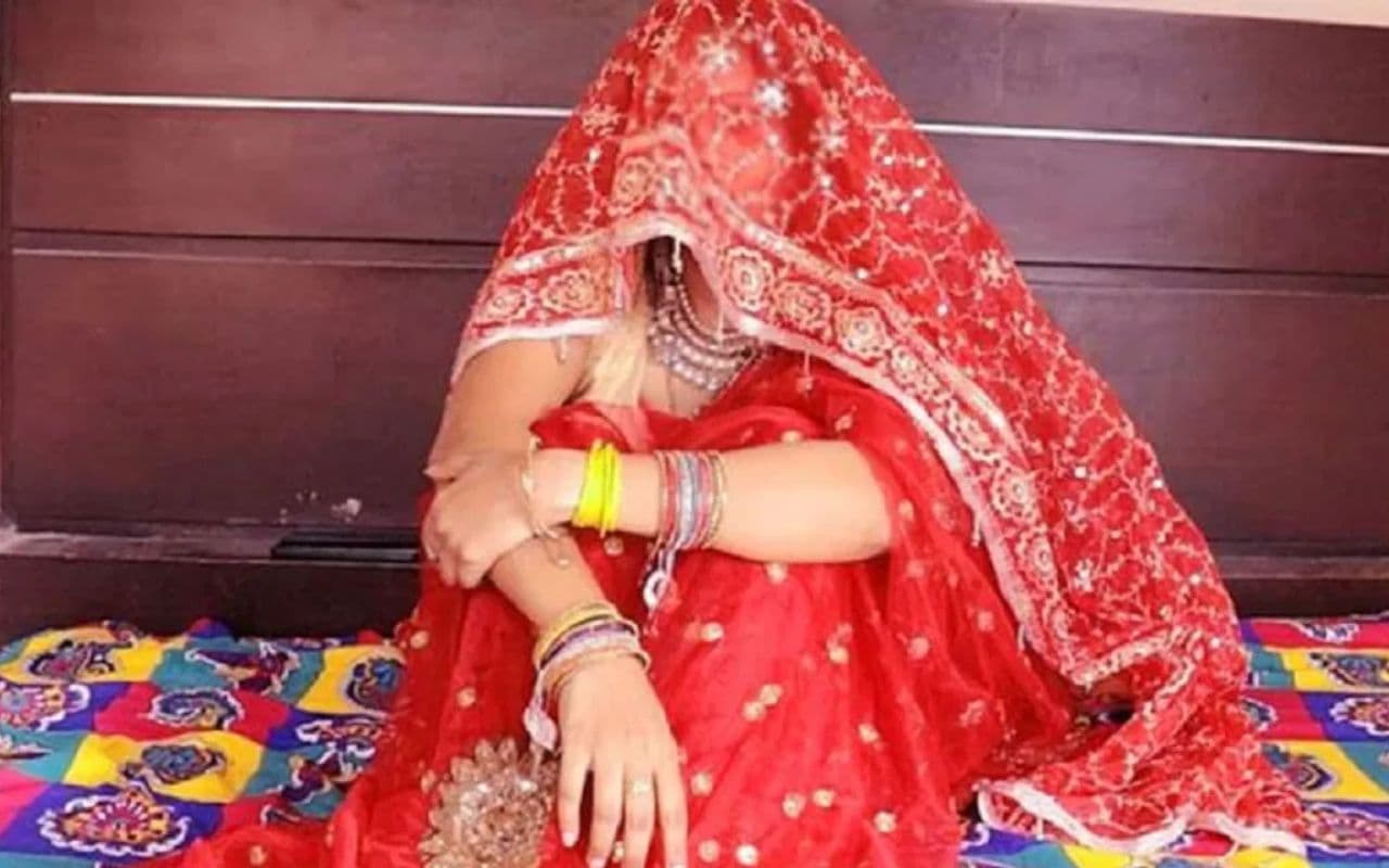 Love Affair: शादी के छह दिनों बाद ही दुल्हन प्रेमी के साथ फरार, जब परिजन पहुंचे थाना तो मामला हो गया उल्टा Love Affair: शादी के छह दिनों बाद ही दुल्हन प्रेमी के साथ फरार, जब परिजन पहुंचे थाना तो मामला हो गया उल्टा