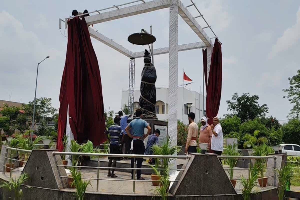 राज्यपाल और मुख्यमंत्री करेंगे बिनोद बिहारी महतो की प्रतिमा का अनावरण, धनबाद में सुरक्षा के कड़े इंतजाम राज्यपाल और मुख्यमंत्री करेंगे बिनोद बिहारी महतो की प्रतिमा का अनावरण, धनबाद में सुरक्षा के कड़े इंतजाम