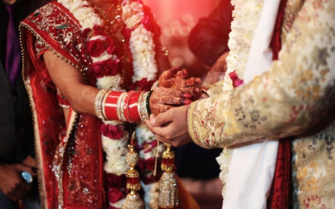 Love Affair: 55 की उम्र में प्रेमी से बच्चा पैदा करना चाहती थी आठ बच्चों की मां, मंदिर में रचायी शादी Love Affair: 55 की उम्र में प्रेमी से बच्चा पैदा करना चाहती थी आठ बच्चों की मां, मंदिर में रचायी शादी