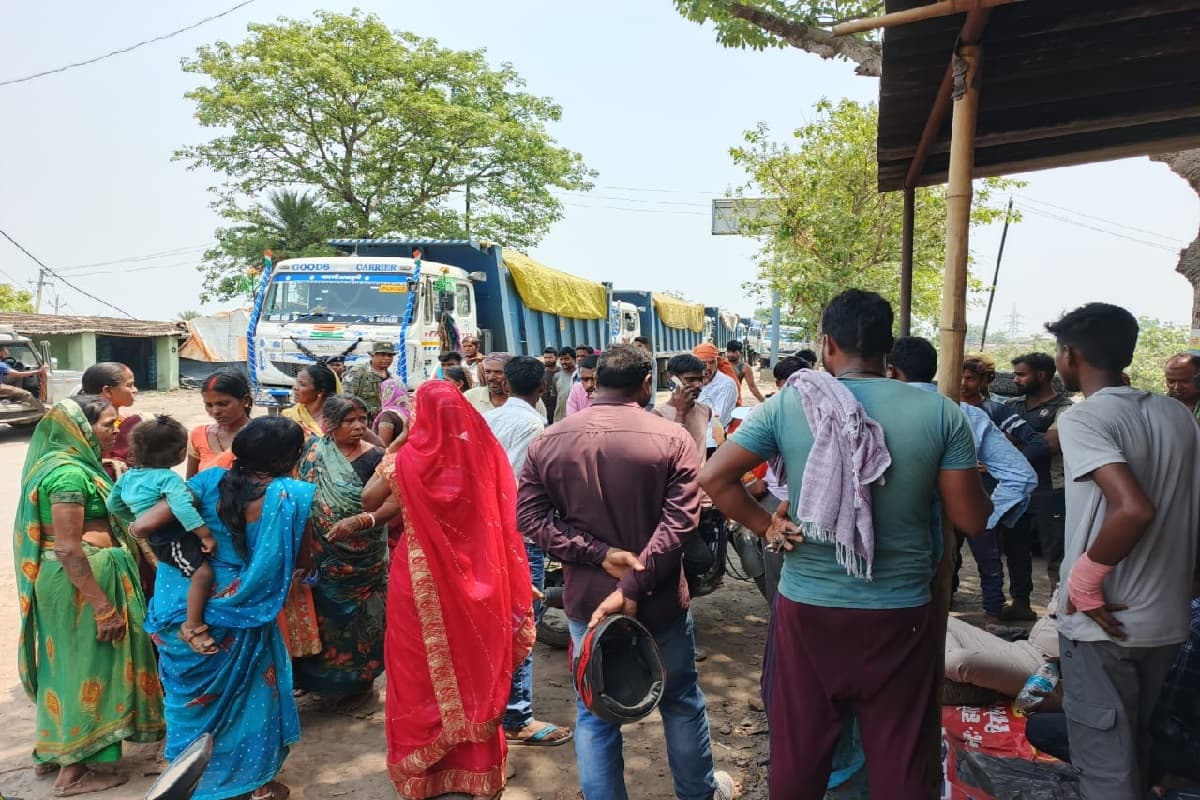 Accident in Hazaribagh: सड़क दुर्घटना में युवक का पैर कटा, रिम्स रेफर, हजारीबाग-टण्डवा मुख्य मार्ग जाम Accident in Hazaribagh: सड़क दुर्घटना में युवक का पैर कटा, रिम्स रेफर, हजारीबाग-टण्डवा मुख्य मार्ग जाम