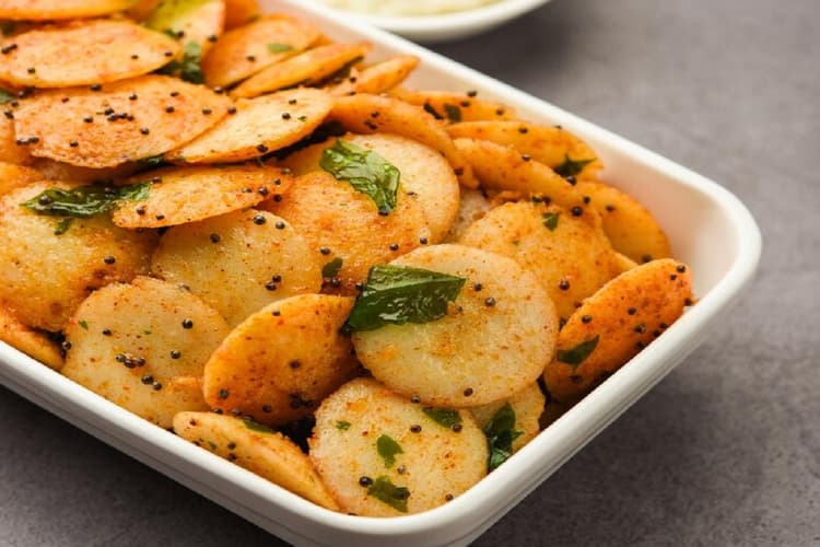Aloo Kachalu Recipe: नींबू-मसाले के तड़के के साथ बनाएं पारंपरिक आलू कचालू