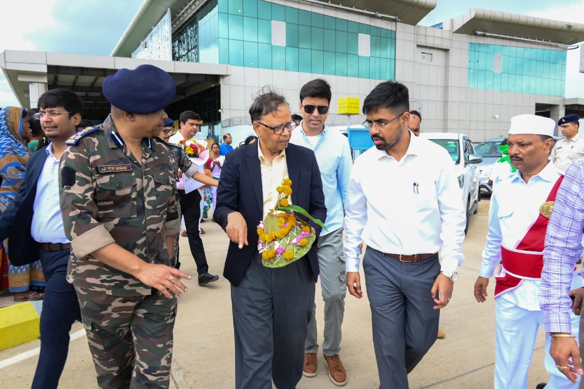 एयरपोर्ट-से-निकलते-आयोग-के-अध्यक्ष-डॉ-अरविंद-पनगढ़िया