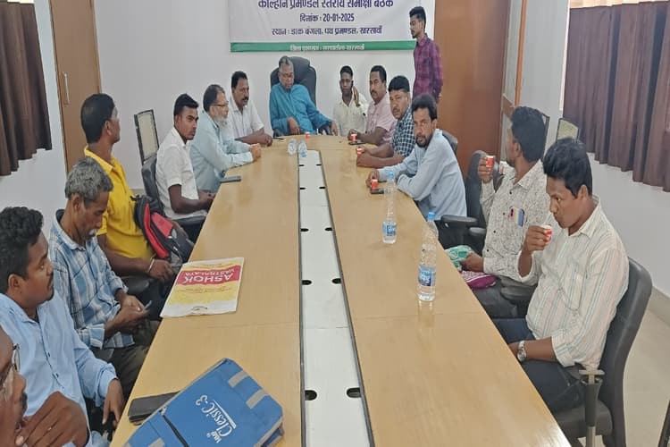 खूंटी सांसद काली चरण मुंडा ने की अधिकारियों संग बैठक, विकास कार्यों में तेजी के दिये निर्देश