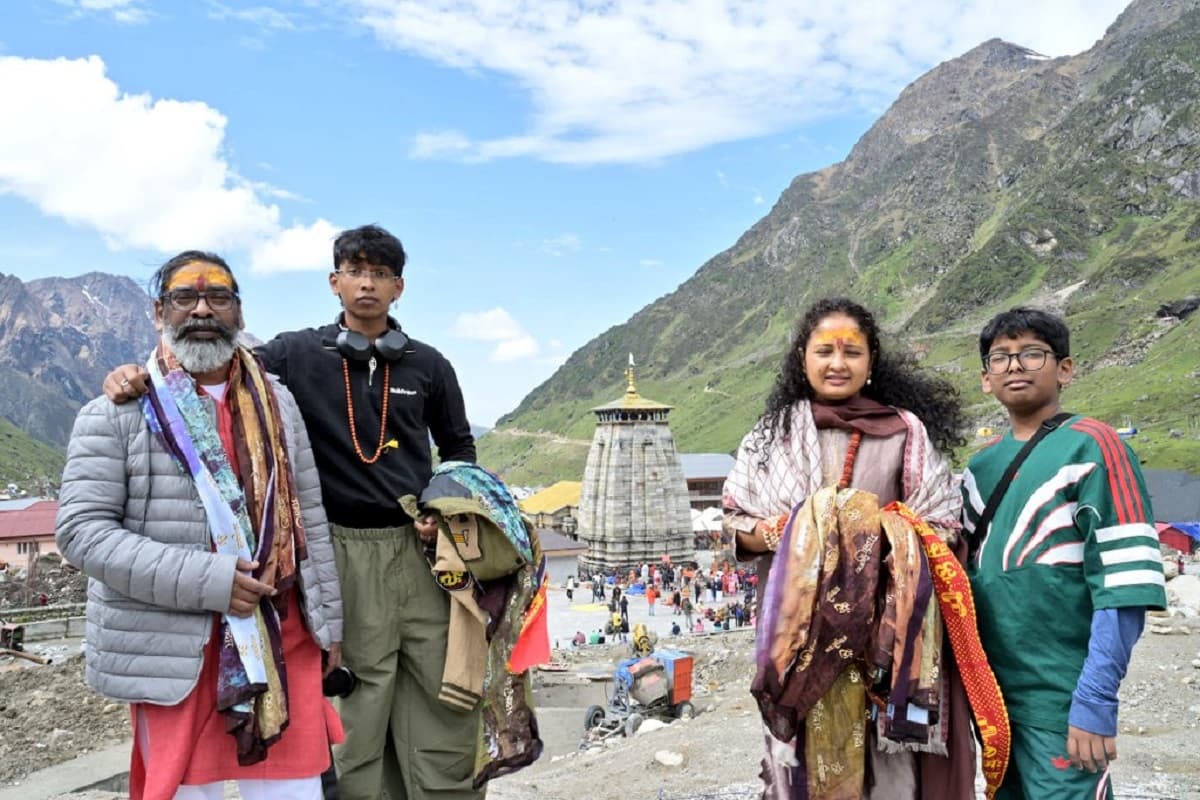 केदारनाथ धाम में पत्नी कल्पना सोरेन और बच्चों के साथ सीएम हेमंत सोरेन