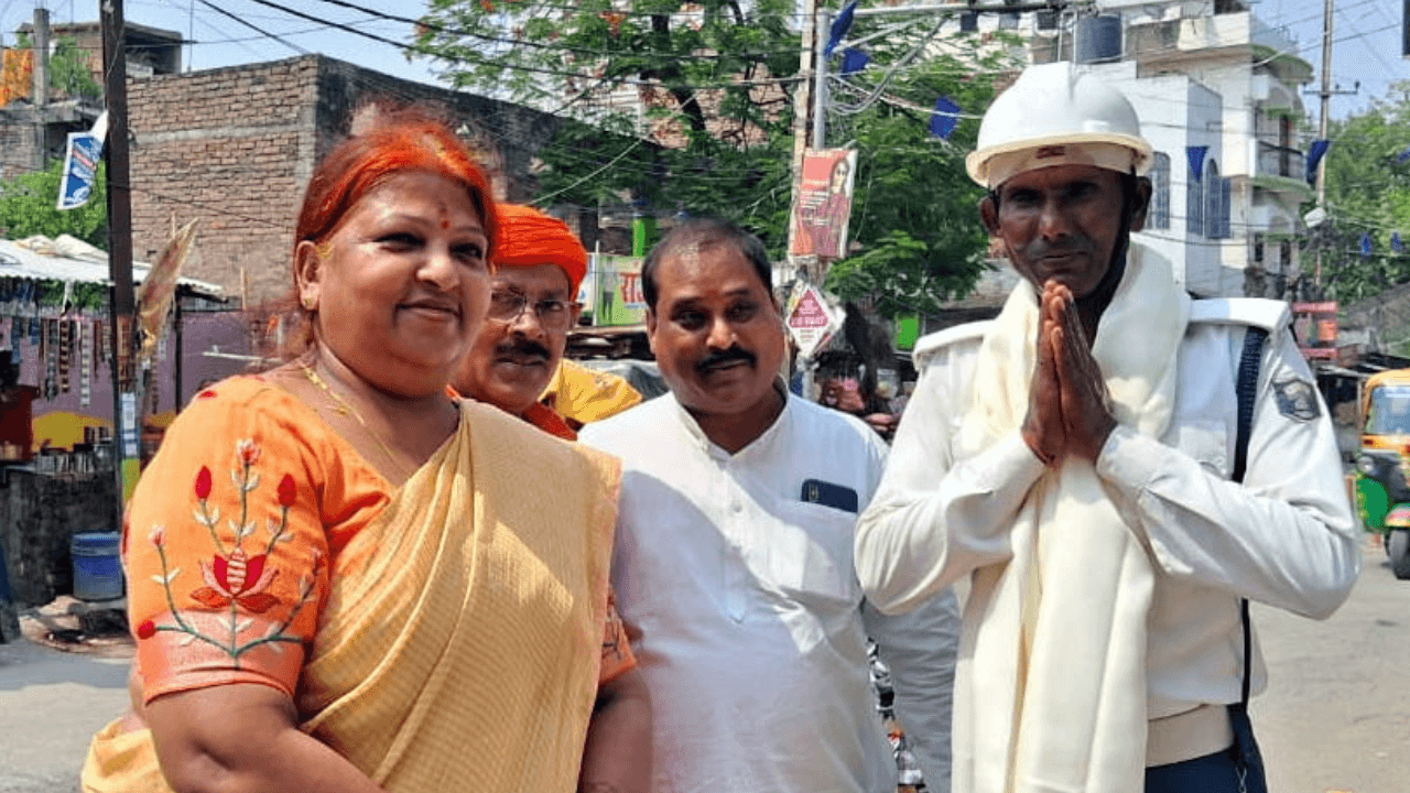 महापौर के साथ ट्रैफिक सिपाही अरविंद कुमार मिश्रा