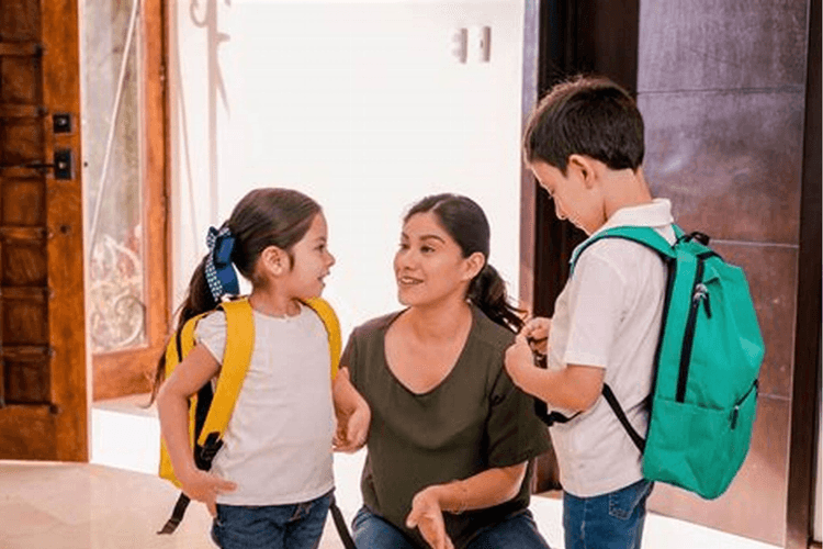 Parenting Tips: बच्चे का स्कूल में पहला दिन है? ये 5 बातें जरूर सिखाएं