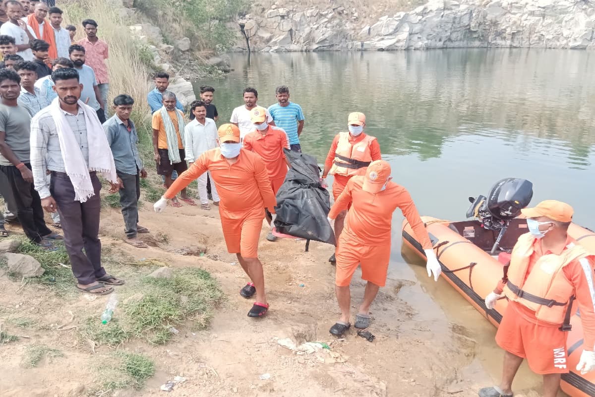 शव निकालती एनडीआरएफ की टीम