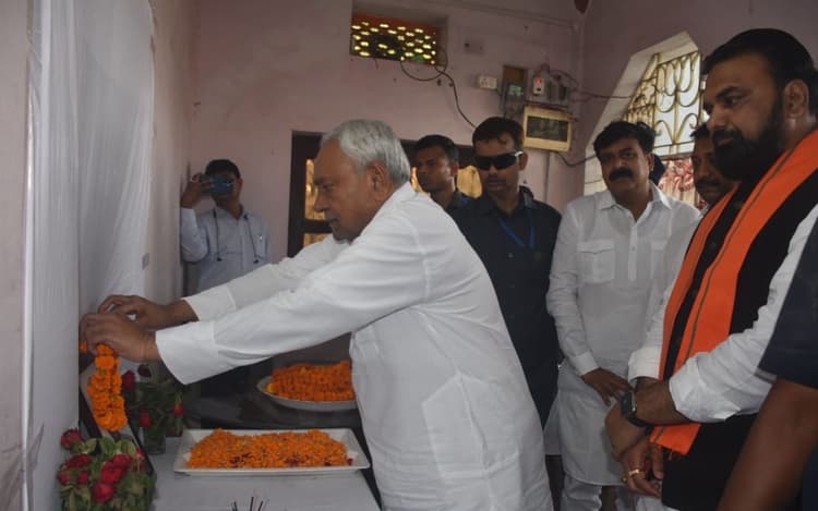 शहीद मोहम्मद इम्तियाज के घर पहुंचे मुख्यमंत्री नीतीश कुमार, राज्य सरकार की तरफ से बेटे को दिया बड़ा तोहफा