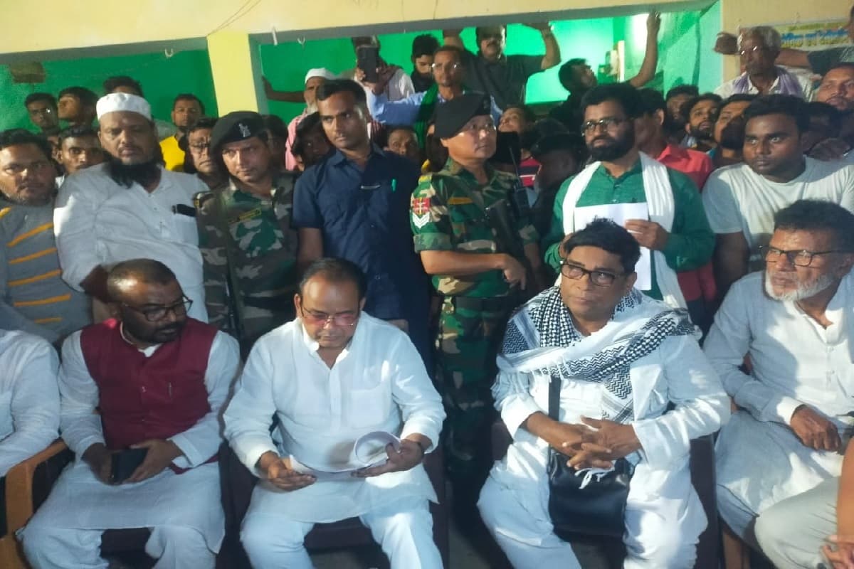 इरफान अंसारी ने की पीड़ित परिवार से मुलाकात