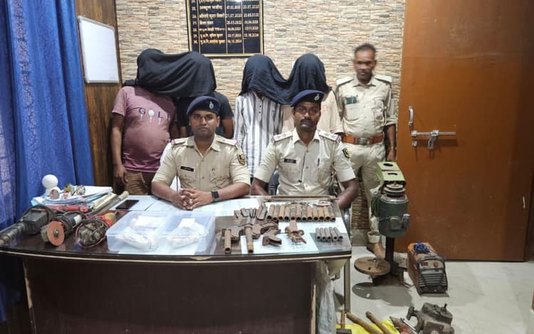 Bihar News: गोपालगंज पुलिस ने अवैध गन फैक्ट्री का किया पर्दाफाश, हथियार के साथ चार लोग गिरफ्तार