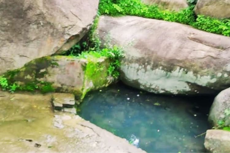 वैज्ञानिक भी नहीं ढूंढ़ पाये झारखंड के निर्झर का रहस्य, भीषण गर्मी में भी मिलता है फ्रिज जैसा ठंडा पानी