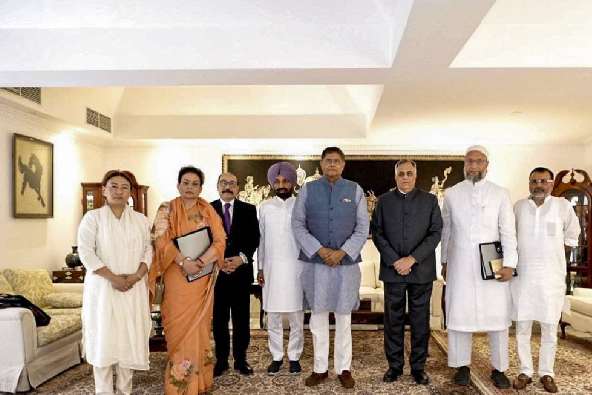 Asaduddin Owaisi and others during meeting in Riyadh