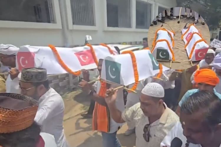 बनारस में निकला पाकिस्तान-तुर्की का जनाजा, मुस्लिम समुदाय ने शव को दिया कंधा, देखें वीडियो
