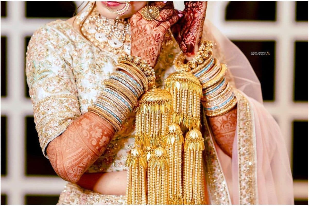 Latest Bridal Latkan Bangles: पहनें साजन के नाम की चूड़ियां,ये लेटेस्ट लटकन बैंगल्स हैं ट्रेंड में