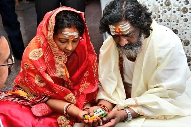 पत्नी कल्पना सोरेन संग तीर्थ यात्रा पर निकले सीएम हेमंत सोरेन