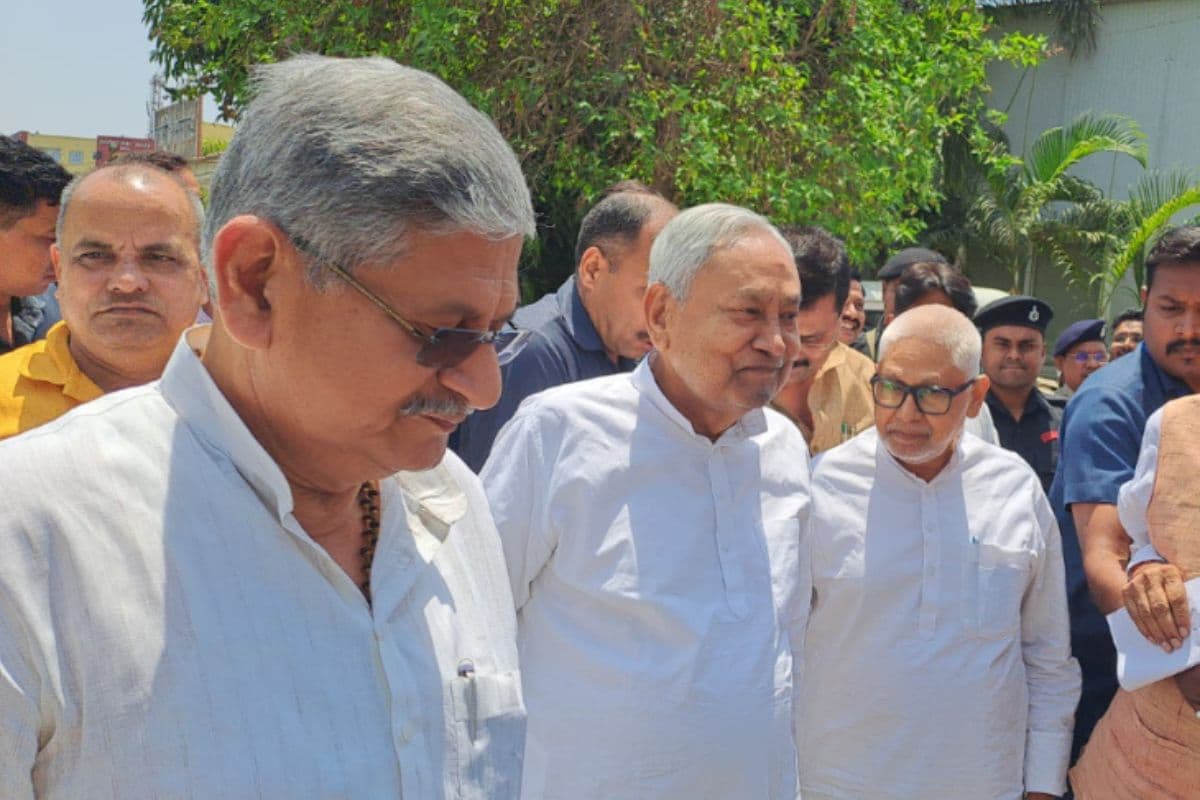 CM Nitish Kumar: अचानक जेडीयू ऑफिस पहुंचे नीतीश कुमार, पार्टी प्रवक्ताओं की बैठक में मच गई हलचल