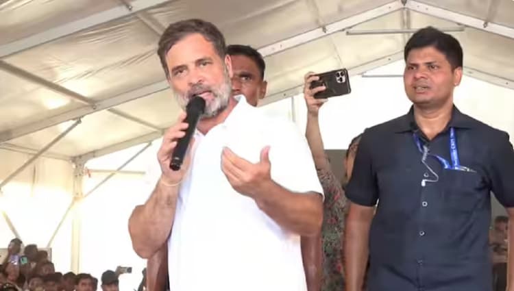 Rahul Gandhi Bihar Visit: राहुल गांधी ने मांगा निजी संस्थाओं में आरक्षण, बोले- डर से करा रहे हैं मोदी जाति जनगणना