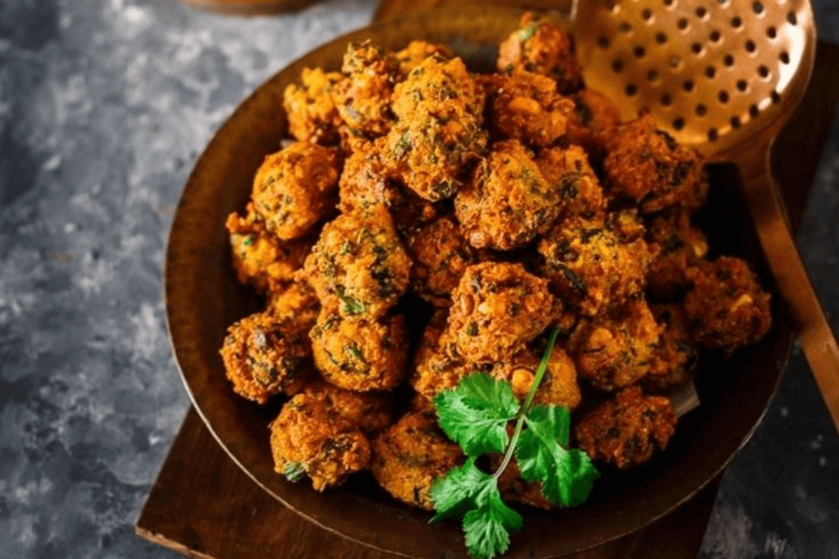 Crunchy Urad Dal Pakora Recipe: नाश्ते में बनाएं ये टेस्टी स्नैक क्रिस्पी उड़द दाल पकौड़े रेसिपी चटनी के साथ लें मजा