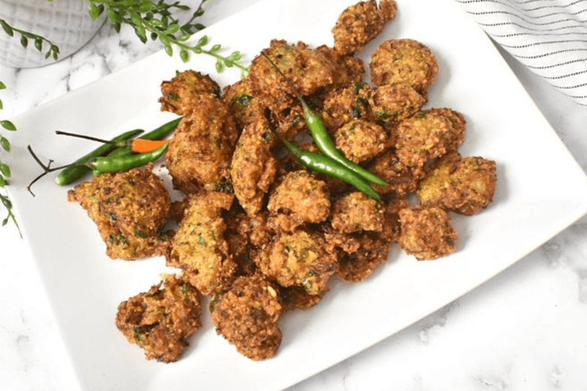 Crispy Urad Dal Fritters Recipe | Crunchy Urad Dal Pakora Recipe for Breakfast | क्रिस्पी उड़द दाल पकौड़े की रेसिपी