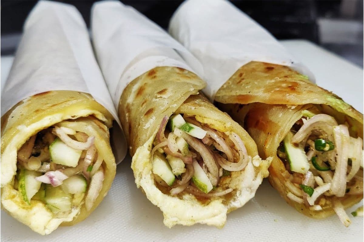 Egg Roll Recipe in Hindi: स्ट्रीट स्टाइल में बनाएं स्वादिष्ट अंडा रोल,हर बाइट में मिलेगा मजा