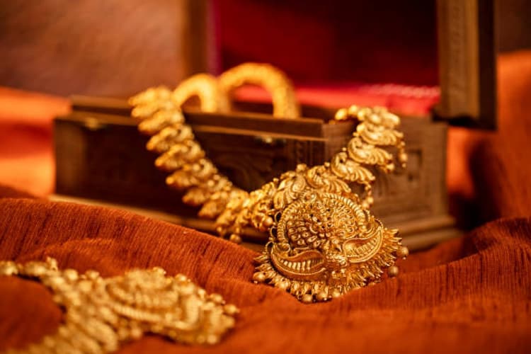 कमजोर हो गया मजबूत सोना, चांदी की चमक पड़ी फीकी, जानें कितना घटा भाव?