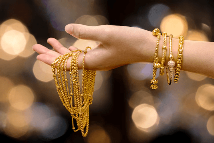 Gold Price: सोना खरीदने का सुनहरा मौका, कीमतों में आई गिरावट, जानें क्या है ताजा अपडेट