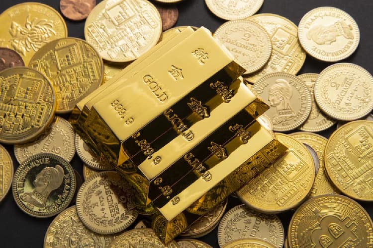 Gold Rupees Price: रुपया गिरा सोना उछला, चांदी में आ गई तेजी