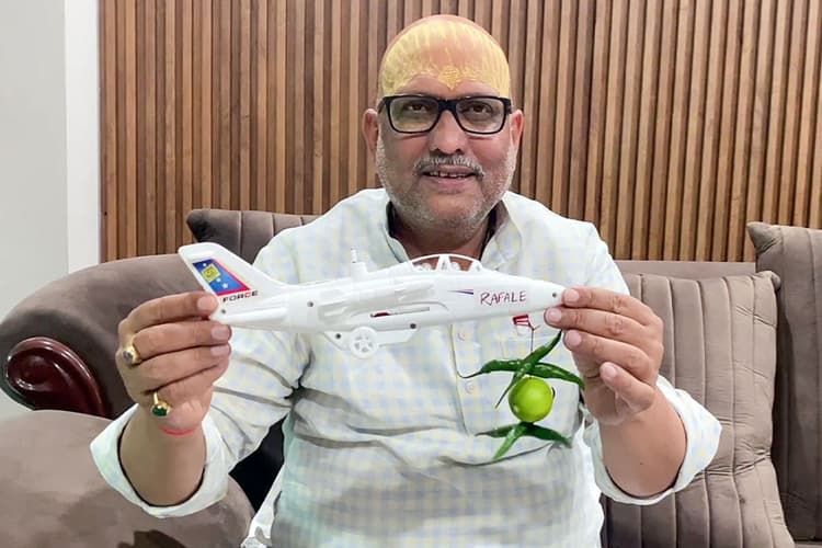 राफेल पर 'नींबू-मिर्च' लटकाने वाले बयान से बढ़ी अजय राय की मुश्किलें, एफआईआर दर्ज