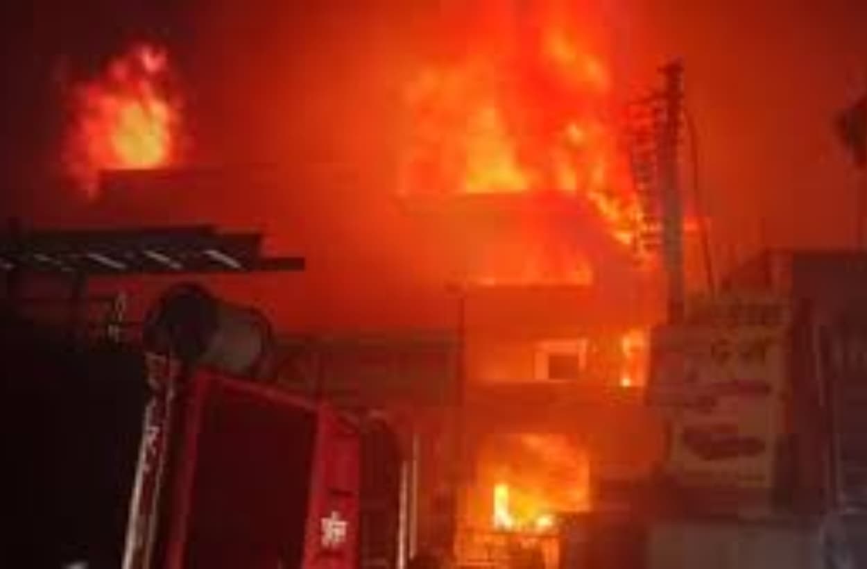 Kanpur Fire: 7 घंटे की मशक्कत, लेकिन धुएं में बुझ गई एक पूरे परिवार की जिंदगी, 5 की मौत