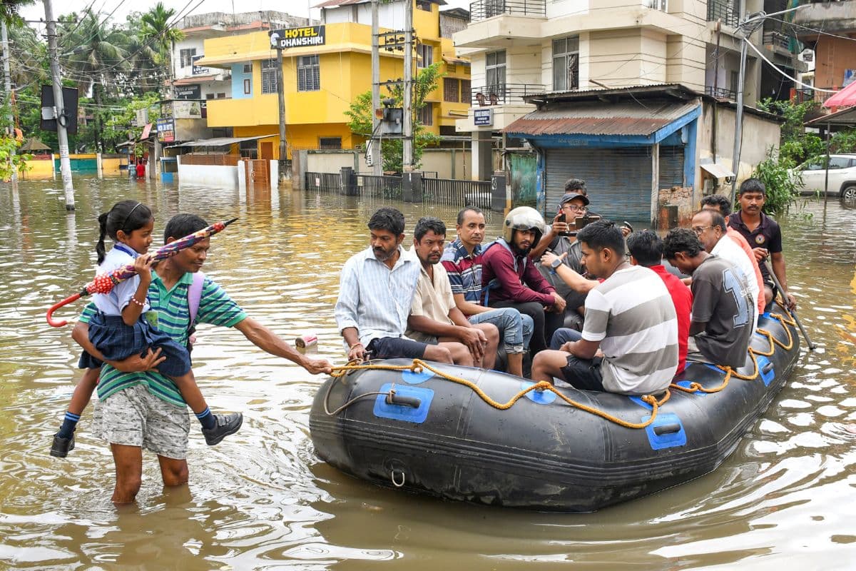 Very Heavy Rain: बारिश और आंधी-तूफान से भारी तबाही, असम- कर्नाटक में बाढ़ जैसे हालात, 5 की मौत, IMD अलर्ट