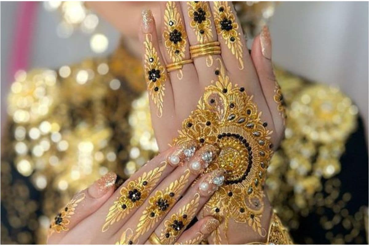 Latest Mehndi Design: शादी में चाहिए रॉयल लुक तो ट्राय करें एडिबल गोल्ड मेहंदी डिजाइन