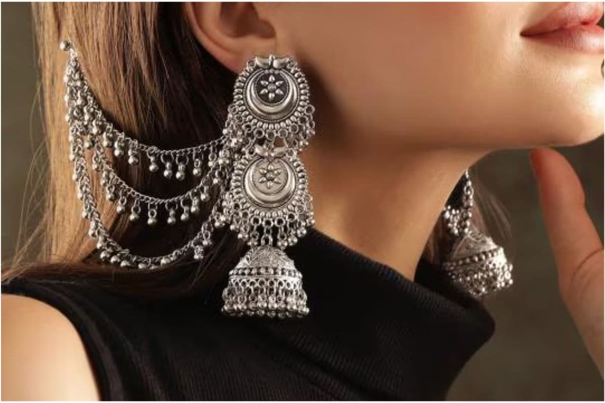 Latest Silver Jhumka with Hair Chain: कानों से होते हुए जुल्फों तक,ये सिल्वर झुमकें बनेगें पिया के दिल की धड़कन