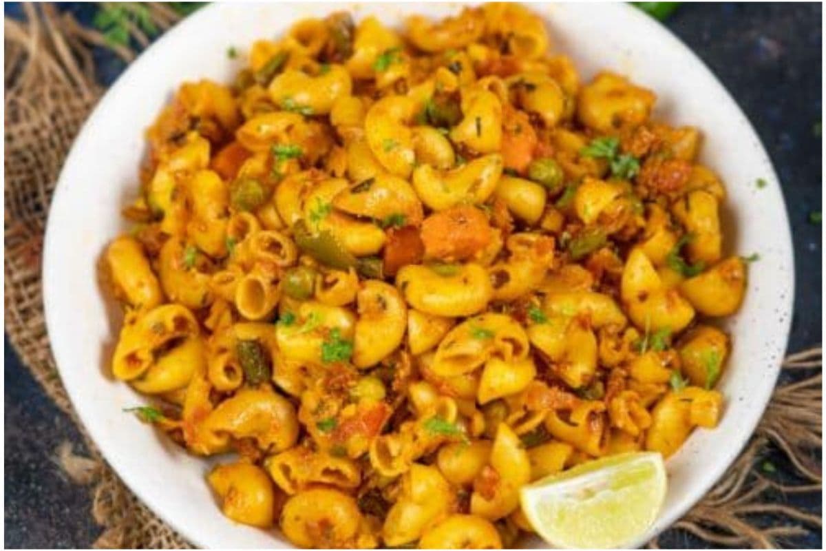 Masala Macaroni Recipe: 10 मिनट में बनाएं मसालेदार इंडियन-स्टाइल मैकरोनी