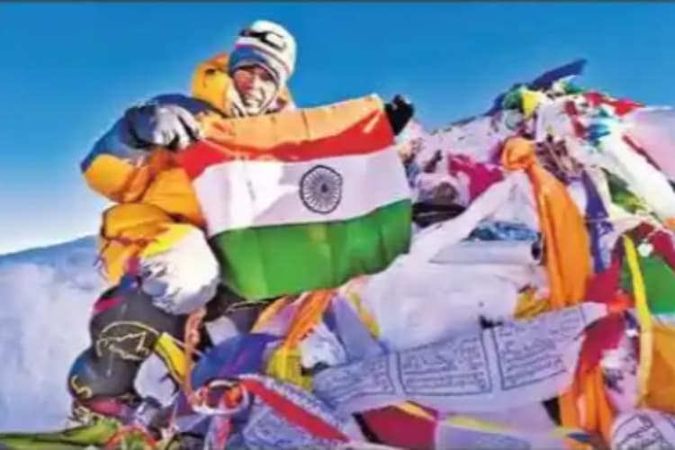 झारखंड के 52 वर्षीय पर्वतारोही ने माउंट एवरेस्ट के शिखर पर लहराया तिरंगा, 4 दिनों में पूरी की चढ़ाई