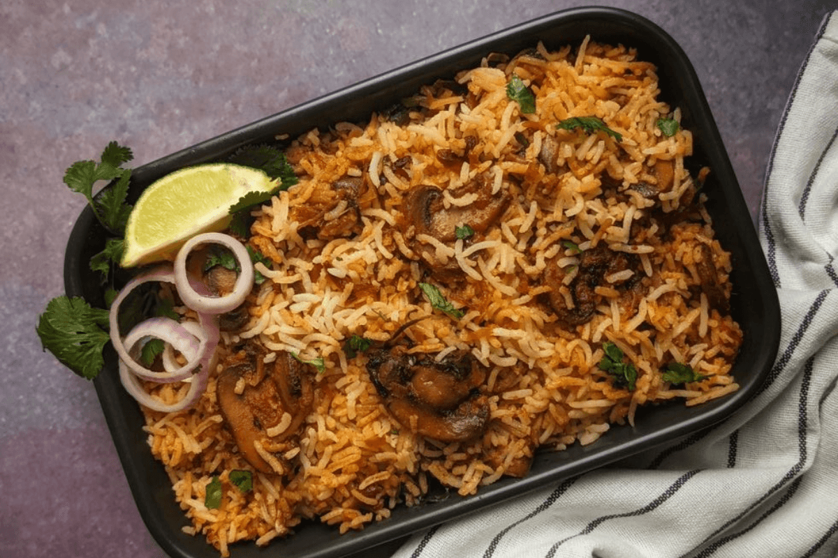 Spicy Mushroom Biryani Recipe: मसालेदार स्वाद से भरपूर वेज बिरयानी बनाएं घर पर