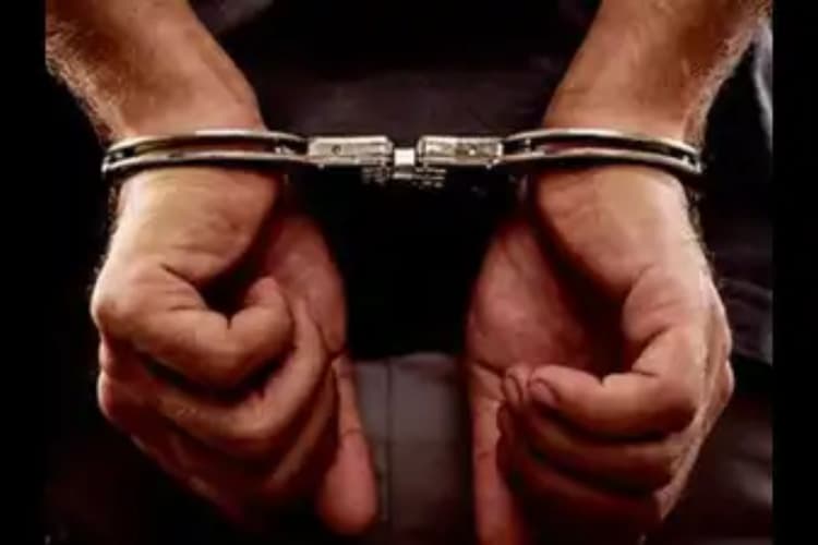 Muzaffarpur Loot Case: ज्वेलरी शॉप से लूट में मां- बेटा गिरफ्तार, गोबर के ढेर से लूटा गया आभूषण बरामद