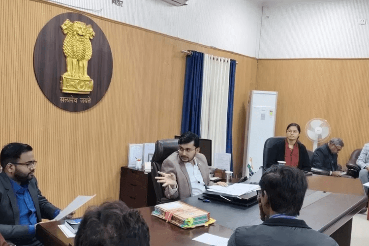 Muzaffarpur News: रिश्वत लेने के आरोप में राजस्व कर्मचारी सस्पेंड, ऑडियो वायरल होने के बाद हुई कार्रवाई